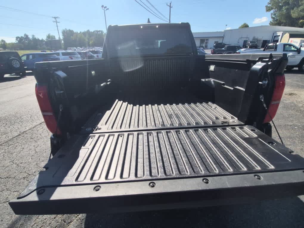 Used 2025 Toyota Tacoma SR5 AWD/4WD image 9