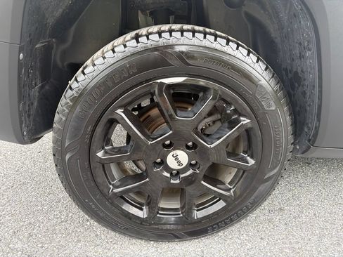 Used 2023 Jeep Renegade Latitude AWD/4WD image 12