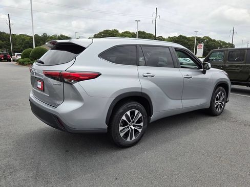 Used 2022 Toyota Highlander XLE FWD image 14