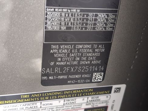 Used 2025 Land Rover Discovery Dynamic SE image 17