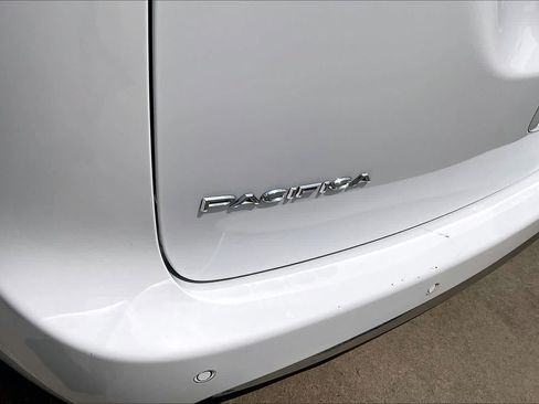 Used 2023 Chrysler Pacifica Touring-L FWD image 51