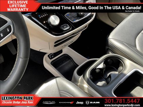 Used 2024 Chrysler Pacifica Touring-L FWD image 17