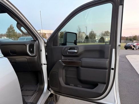 Used 2023 GMC Sierra 2500 SLT image 28