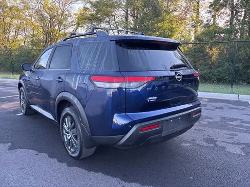Used 2022 Nissan Pathfinder SV w/ SV Black Package image 3