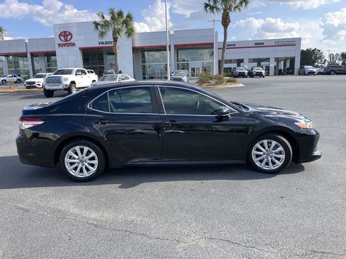 Used 2018 Toyota Camry LE image 6