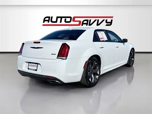 Used 2022 Chrysler 300 Touring L image 7