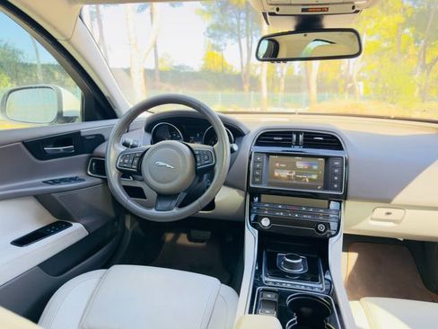 Used 2017 Jaguar XE Prestige image 10