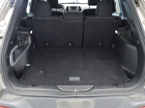 Used 2016 Jeep Cherokee Latitude w/ Cold Weather Group FWD image 24