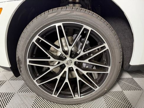 Certified 2025 Porsche Macan image 11