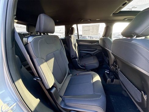 New 2025 Jeep Grand Cherokee L Laredo image 30