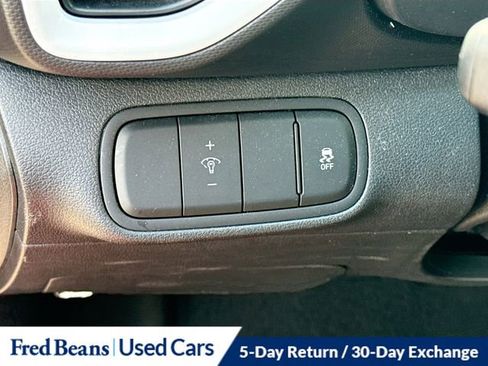Used 2023 Hyundai Venue Limited FWD image 12