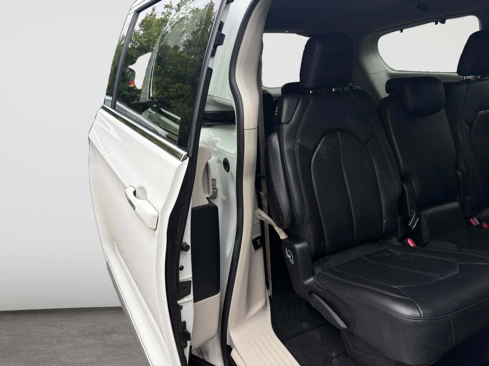 Used 2019 Chrysler Pacifica Touring-L Plus w/ Advanced Safetytec Group FWD image 18