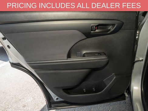 Used 2025 Toyota Highlander LE FWD image 11