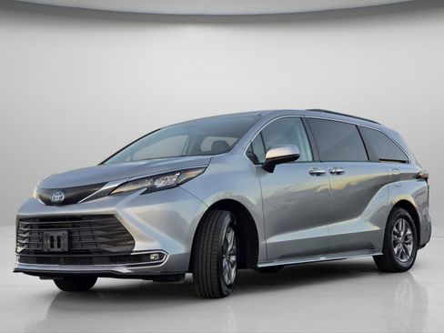 Used 2024 Toyota Sienna XLE image 18