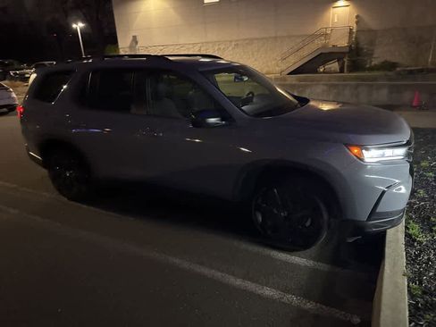 Used 2025 Honda Pilot Sport image 8