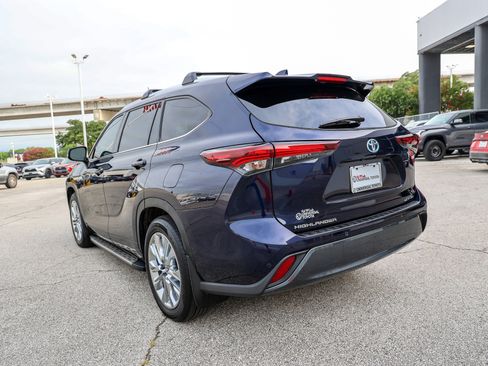 Used 2024 Toyota Highlander Limited FWD image 9