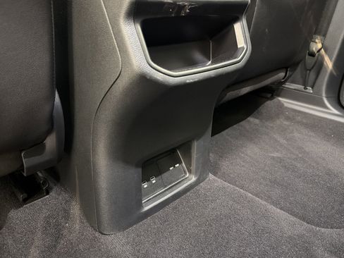 Used 2025 Volkswagen Atlas Cross Sport SE image 32