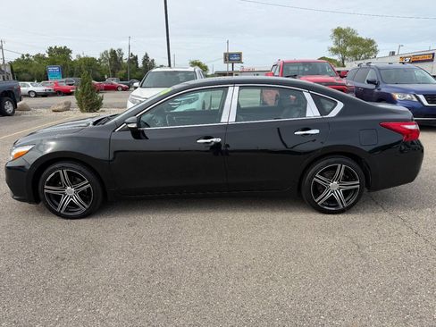 Used 2017 Nissan Altima 2.5 SL w/ Moonroof Package FWD image 2