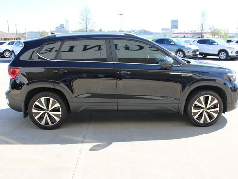 Used 2023 Volkswagen Taos SE FWD image 6
