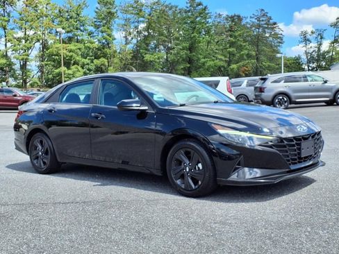 Used 2023 Hyundai Elantra SEL image 2