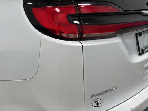 Used 2023 Chrysler Pacifica Touring-L FWD image 37