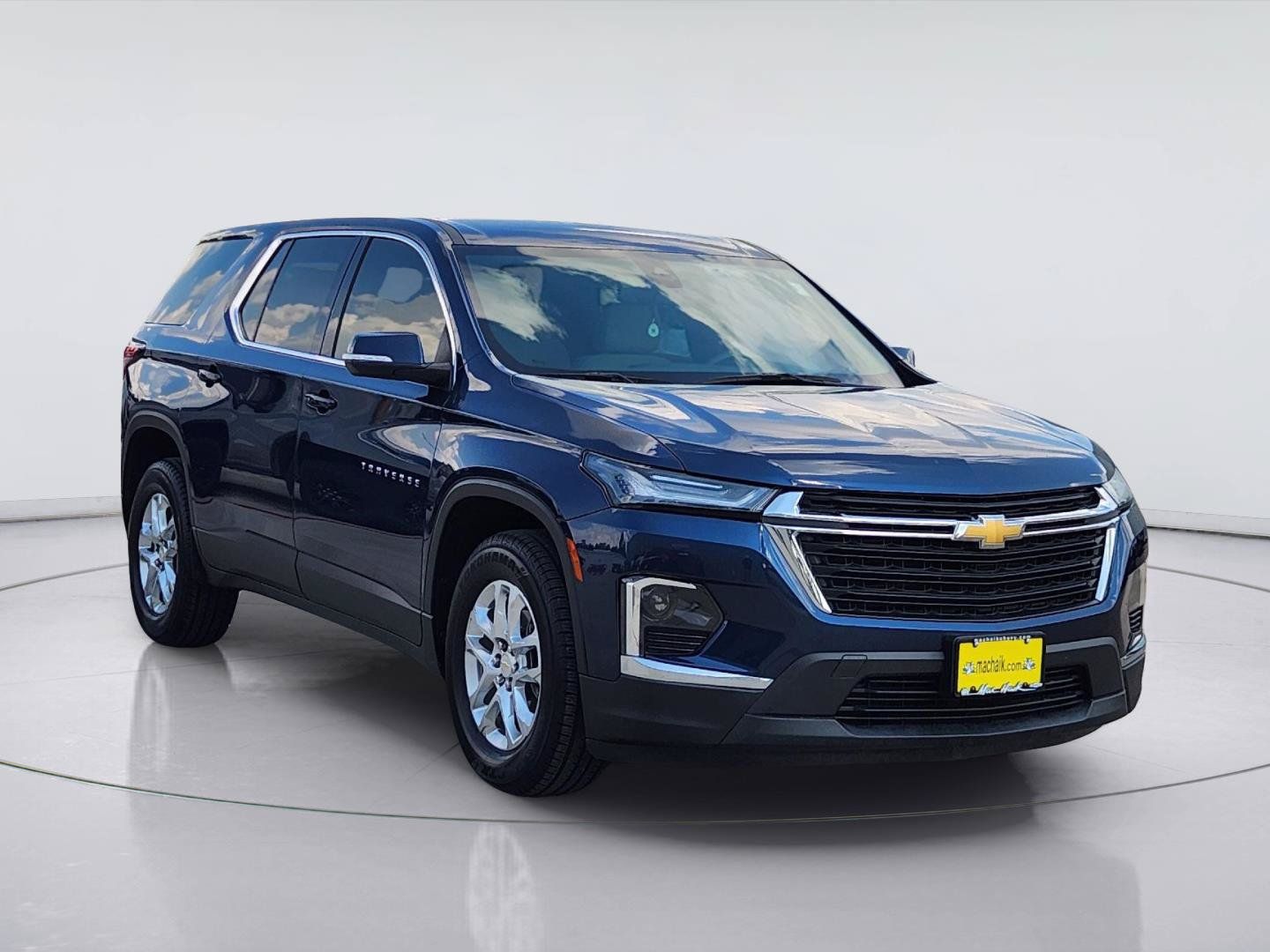 Used 2023 Chevrolet Traverse LS w/ Safety Package FWD image 3