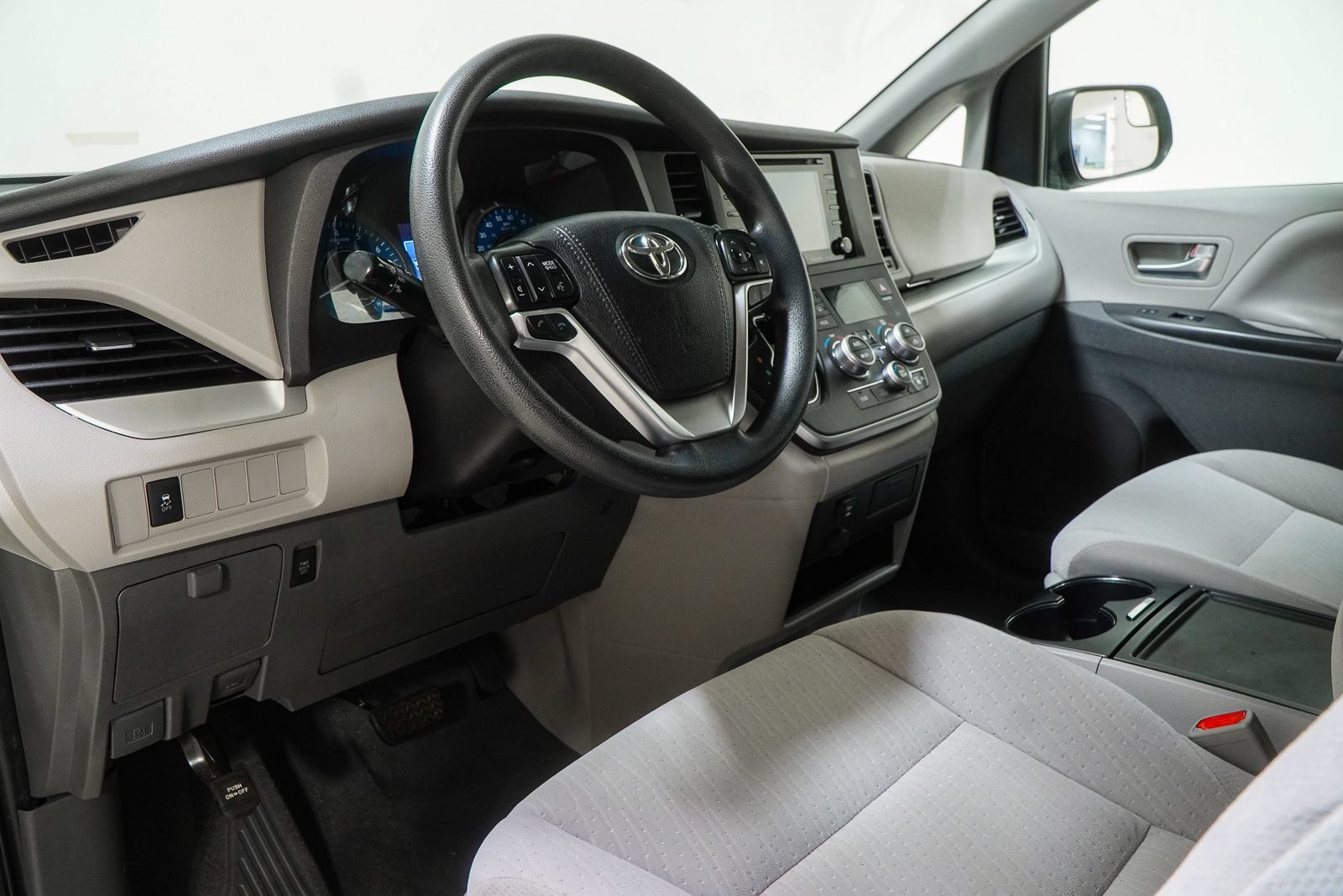Used 2020 Toyota Sienna LE FWD image 21