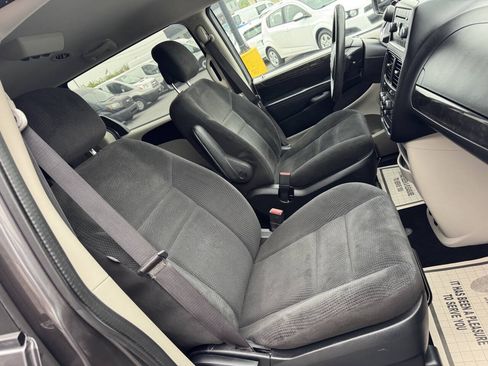 Used 2017 Dodge Grand Caravan SE FWD image 13