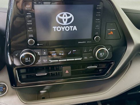 Used 2021 Toyota Highlander XLE image 18