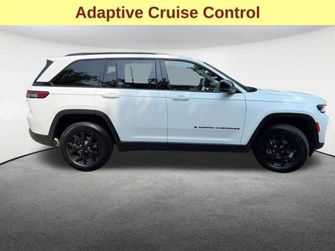 Used 2024 Jeep Grand Cherokee Altitude AWD/4WD image 9