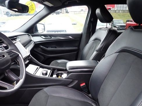 Used 2023 Jeep Grand Cherokee L Laredo image 13