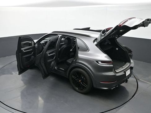 Certified 2025 Porsche Cayenne AWD/4WD image 27
