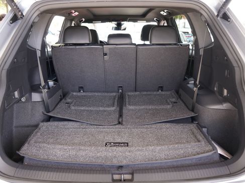 Certified 2024 Volkswagen Tiguan SE R-Line FWD image 32