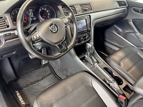 Used 2017 Volkswagen Passat 1.8T R-Line w/ R-Line Lighting Package image 9