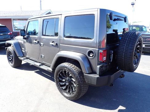 Used 2016 Jeep Wrangler Unlimited Sahara w/ Connectivity Group AWD/4WD image 5
