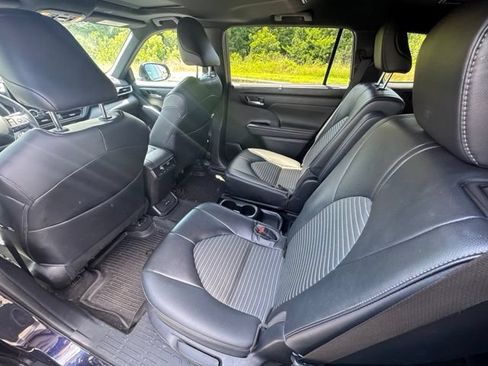 Used 2023 Toyota Highlander XSE AWD/4WD image 19