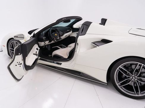 Used 2018 Ferrari 488 Spider RWD image 17