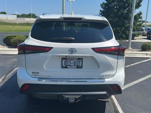 Used 2021 Toyota Highlander XLE AWD/4WD image 1