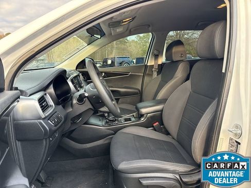 Used 2019 Kia Sorento LX image 11