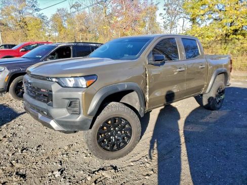 Used 2023 Chevrolet Colorado Trail Boss w/ Technology Package image 2