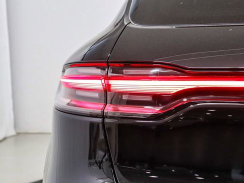 Used 2024 Porsche Macan AWD/4WD image 11