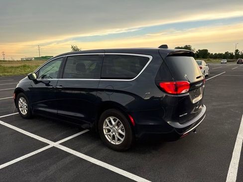 Used 2020 Chrysler Pacifica Touring w/ Cold Weather Group FWD image 4