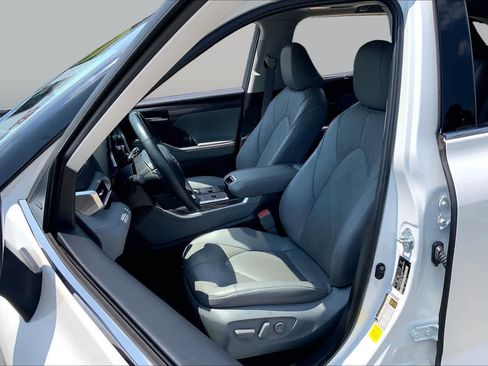 Used 2023 Toyota Highlander Platinum FWD image 8