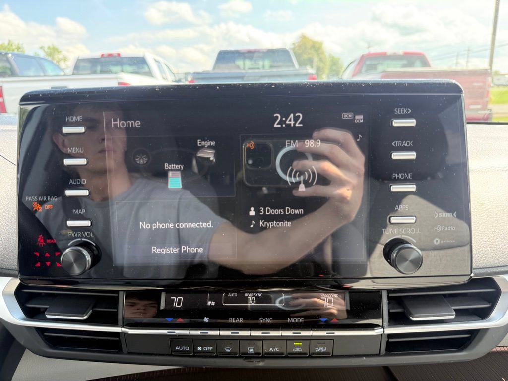 Used 2024 Toyota Sienna LE AWD/4WD image 23