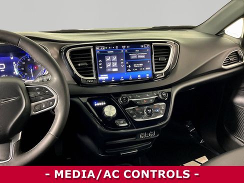 Used 2025 Chrysler Pacifica Select FWD image 9