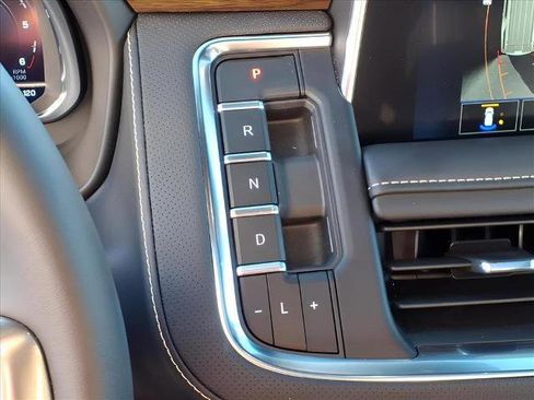 Used 2024 Chevrolet Suburban Premier w/ Premium Package image 36