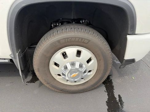 Used 2024 Chevrolet Silverado 3500 High Country w/ Technology Package AWD/4WD image 2