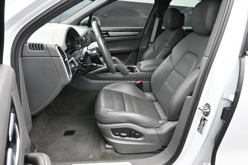 Certified 2023 Porsche Cayenne Platinum Edition AWD/4WD image 5