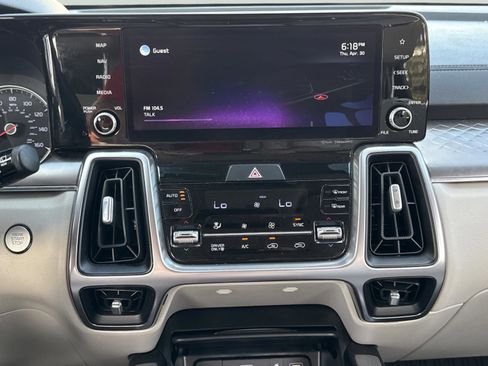 Certified 2022 Kia Sorento EX w/ Panoramic Sunroof Package FWD image 11