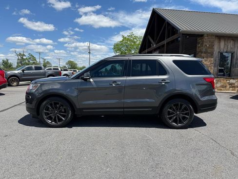 Used 2018 Ford Explorer XLT w/ Equipment Group 202A FWD image 3